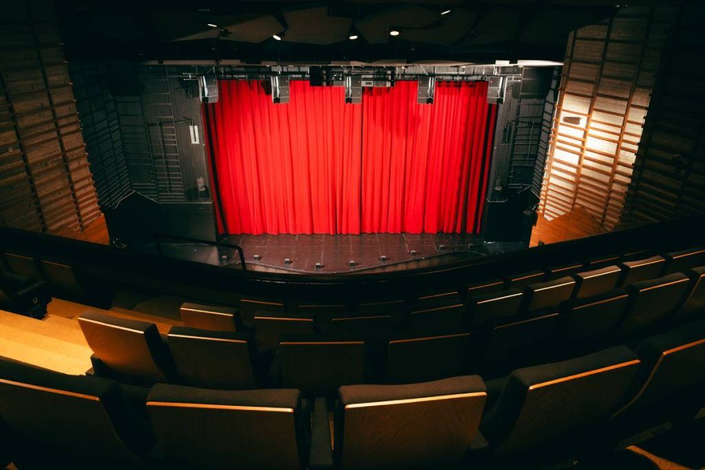 The hetpalais stage with its L-ISA configuration featuring five frontal hangs of three A10 speakers each 