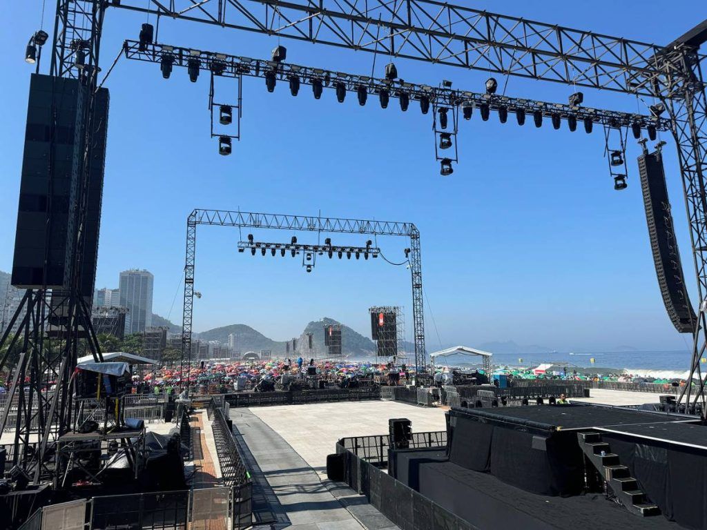 Looking out across the stage and VIP area at the sea of fans anxiously waiting for the evening’s show (credit: Alex Soto)