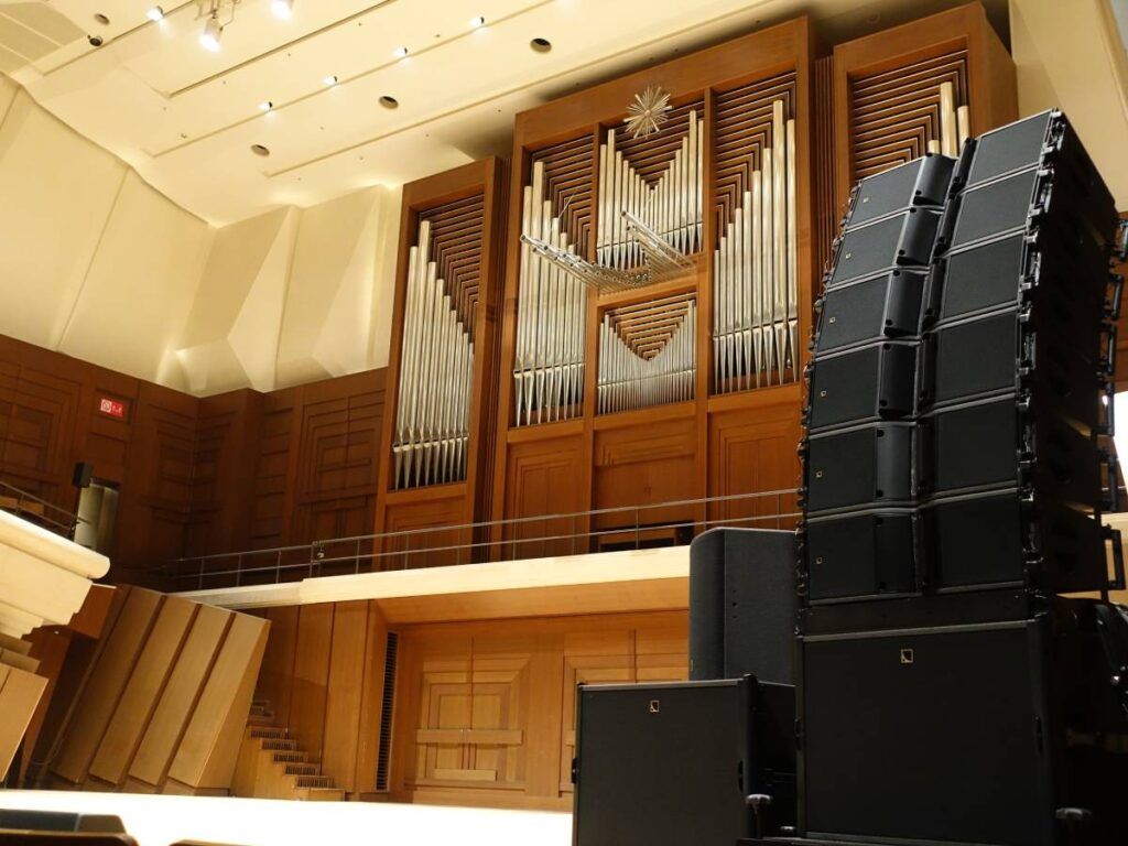 L-Acoustics Kara II atop two SB18 subwoofers. One L-Acoustics X12 per side provide in-fill