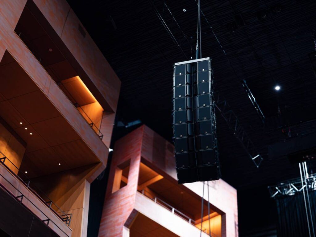 The L-Acoustics K3 concert sound system was chosen for its versatile directivity and its lightweight design