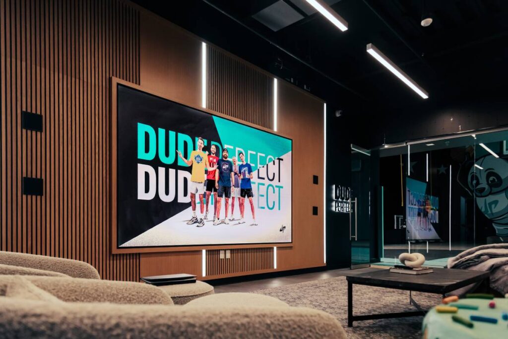 In DPHQ3’s flex spaces, four ultra-compact L-Acoustics X4i coaxial speakers are wall-recessed and paired with two visually-discreet SB10i subs