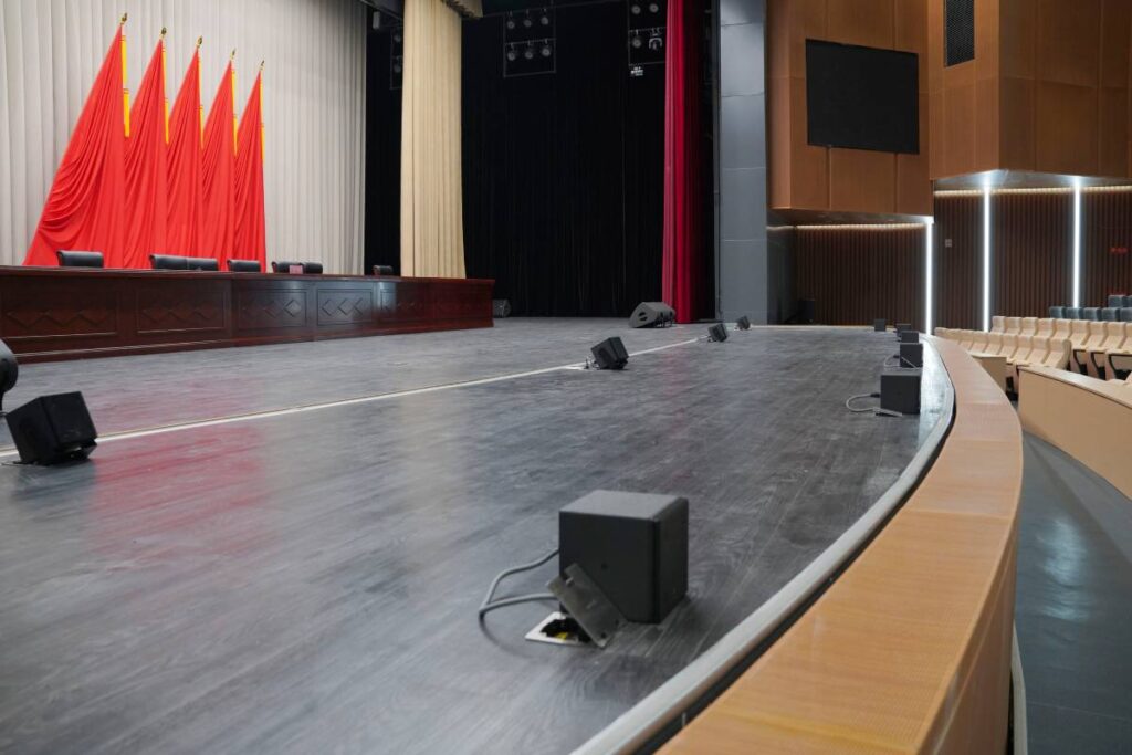 The Gongzhuling Grand Theatre front-fill consists of six 5XT on the stage lip while four 5XT professional sound system speakers deliver pit coverage