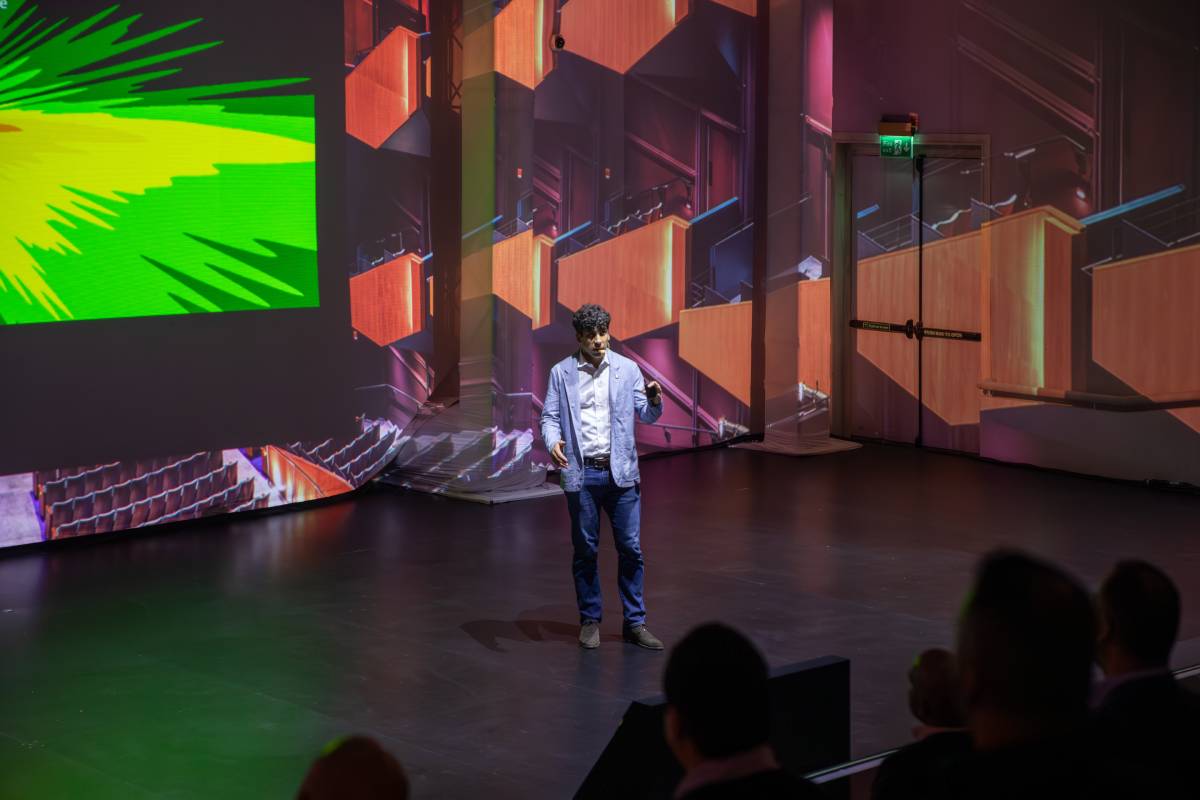 Vikram Kirby, Global Director of Application Operations, presents L-Acoustics solutions to regional industry professionals