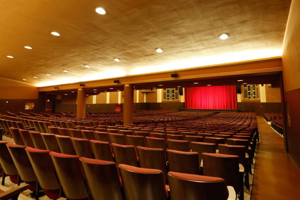 Four coaxial L-Acoustics X6i speakers cover the under-balcony area