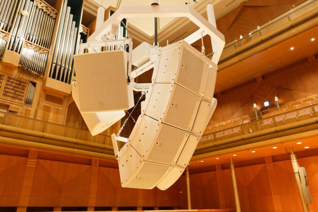 The Isaac Stern Hall at Miyazaki’s Medikit Prefectural Cultural Centre in Japan combines three L-Acoustics A10i Focus and one A10i Wide enclosure with four L-Acoustics X12 boxes as its main cluster
