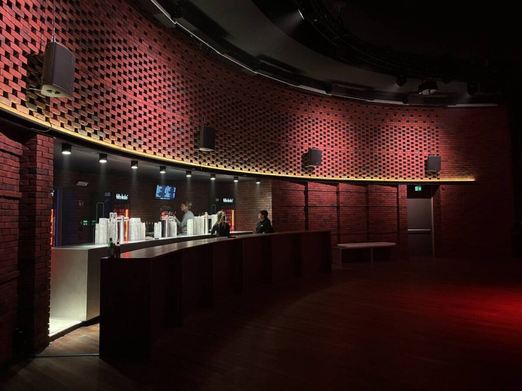 Due to its circular geometry, the entire L-Acoustics sound system needed to be fully isolated from the building structure