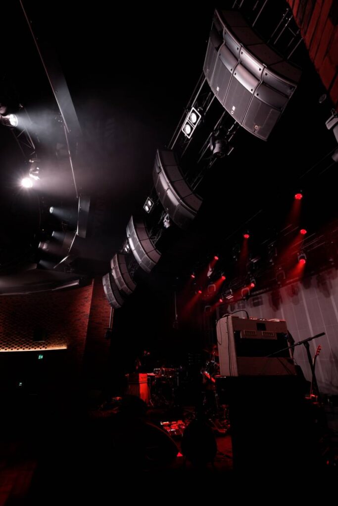 The main front-of-house configuration features five hangs of A10i loudspeakers