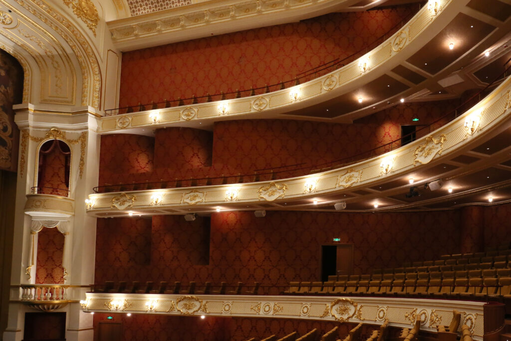 The full 360° surround network relies on 5XT loudspeakers installed at high density along balcony railings and walls on every level of the house, giving every seat in the venue a sound field with a distinct sense of direction and distance